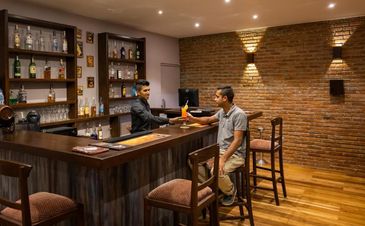 Galway Heights Hotel Нувара Елия Екстериор снимка