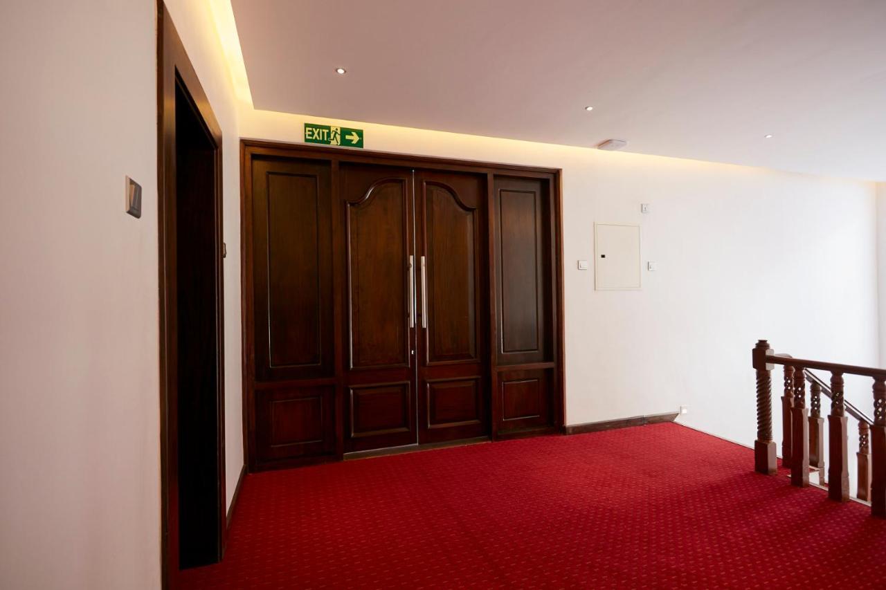 Galway Heights Hotel Нувара Елия Екстериор снимка